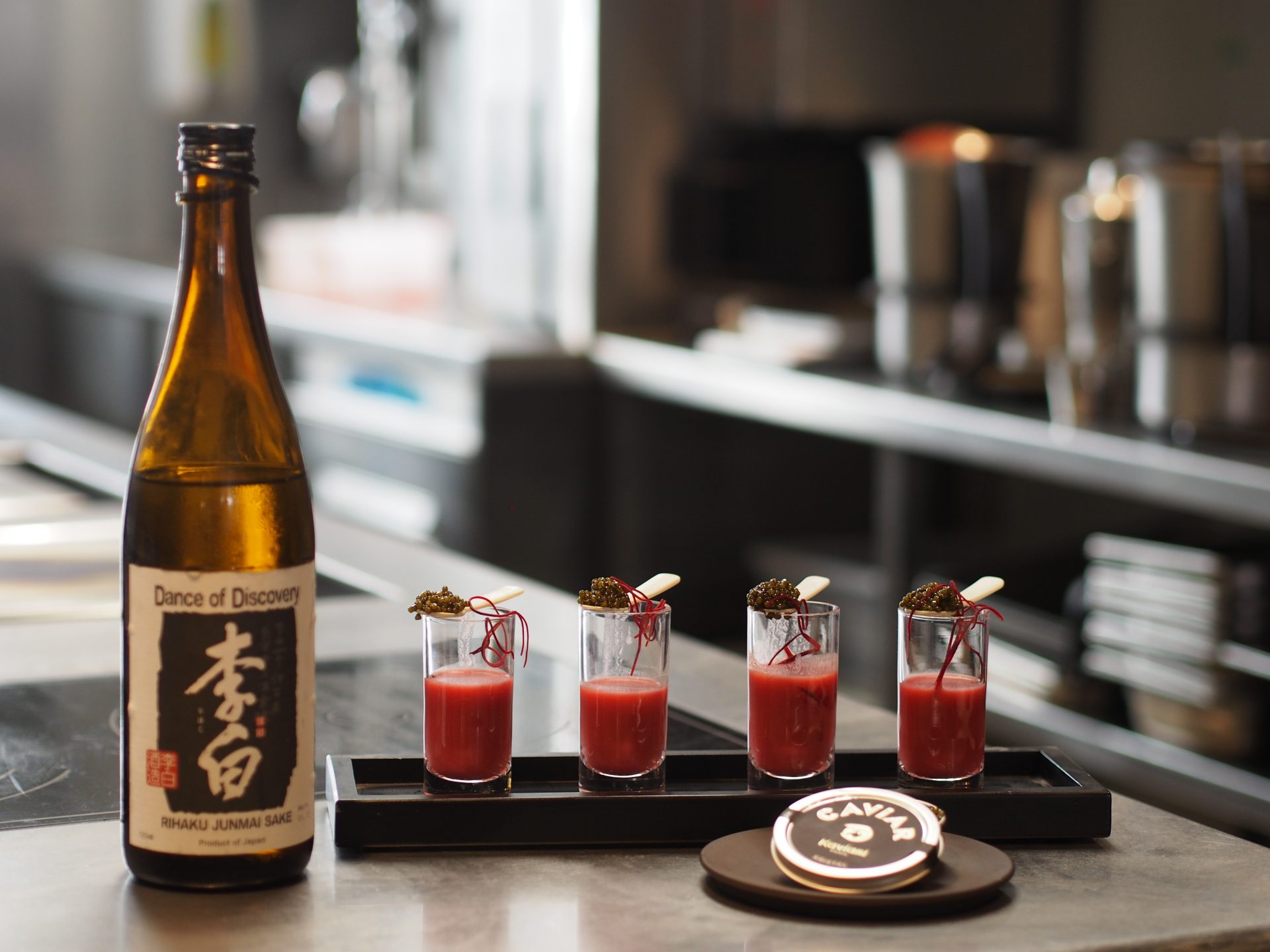 Saké cocktail avec le saké Danse of Discovery de Rihaku par Kaviari et chef Stéphane Pitré